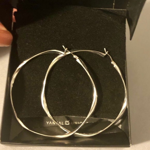 Yanbal Unique Luna Twist Hoops - Picture 2 of 6